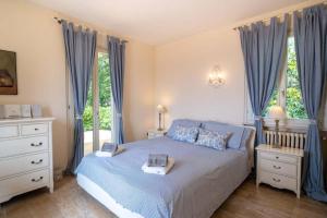 A bed or beds in a room at Villa Rosa del Garda