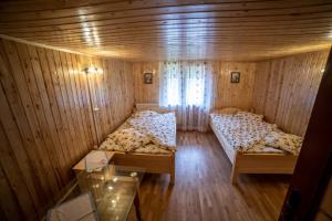 Un pat sau paturi într-o cameră la Cabana Creț