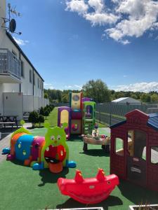 plac zabaw z różnymi rodzajami sprzętu do zabawy w obiekcie Sofia Dwupoziomowe Apartamenty w mieście Jarosławiec