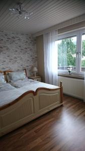 Un dormitorio con una cama grande y una ventana en Haus Elfi en Hammerstein