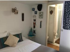 Postel nebo postele na pokoji v ubytování La Cabane en bord de mer Cavalaire sur mer