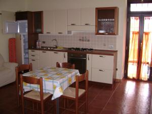 a kitchen with a table and chairs and a stove at The Wishing Well in Gallinaro