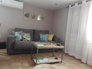 uma sala de estar com um sofá e uma mesa em Hospital del Temple Casa Rural em Boquiñeni