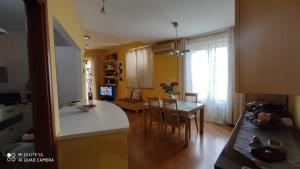 パレルモにあるPOLICLINICO HOMEのキッチン、リビングルーム(テーブル、椅子付)