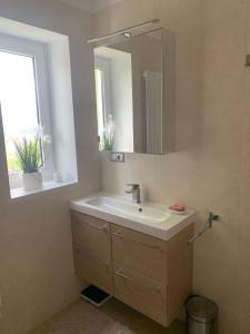 un bagno con lavandino e specchio di Dom na wzgórzu a Polanica-Zdrój Altre 46 foto