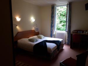 Postel nebo postele na pokoji v ubytování Logis Hôtel Le Céans