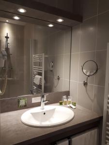 Koupelna v ubytování Logis Hôtel Le Céans