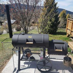 - un barbecue et un barbecue sur une table dans l'établissement Nouveau Chalet M.META 12 pers sauna,jacuzzi,billard, à Xonrupt-Longemer