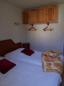 Postel nebo postele na pokoji v ubytování Logis Hôtel Le Céans