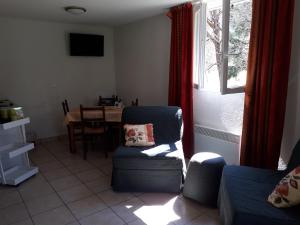 Posezení v ubytování Logis Hôtel Le Céans