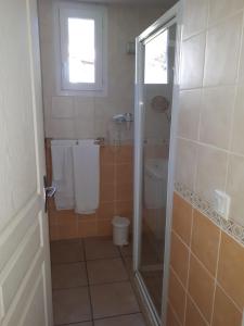 Koupelna v ubytování Logis Hôtel Le Céans