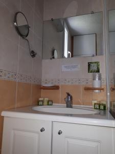 Koupelna v ubytování Logis Hôtel Le Céans + 21 fotografií