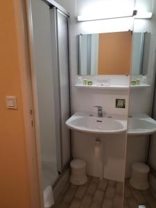 Koupelna v ubytování Logis Hôtel Le Céans