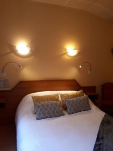 Postel nebo postele na pokoji v ubytování Logis Hôtel Le Céans