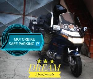 un hombre está sentado en una motocicleta estacionada en Dream en Drvar