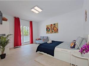 Posteľ alebo postele v izbe v ubytovaní Fantastico 2 - with large balcony, terrace and garden