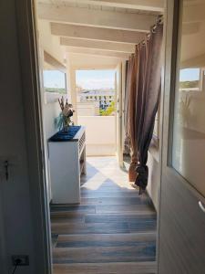 einen Flur, der zu einem Zimmer mit Blick auf einen Balkon führt in der Unterkunft Casa Vacanze Gallipoli Città Bella in Gallipoli