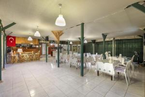 Photo de la galerie de l'établissement Flora Pansiyon Çıralı, à Kemer 92 autres photos