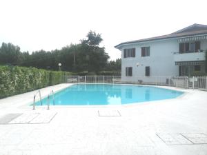 Majoituspaikassa Appartamento a Peschiera del Garda con piscina tai sen lähellä sijaitseva uima-allas