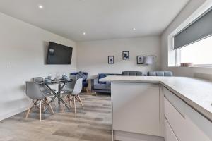 Galería fotográfica de Newly Renovated 3 Bed Apartment with Parking by Ark SA en Sheffield