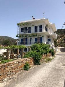 Fotografie z fotogalerie ubytování Villa Koula v destinaci Batsi