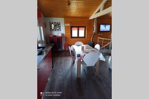 a kitchen and dining room with a table and chairs at Le Chalet du bonheur , individuel avec belle vue in Laveline