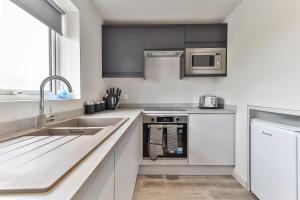 Gallery image of Newly Renovated 3 Bed Apartment with Parking by Ark SA in Sheffield