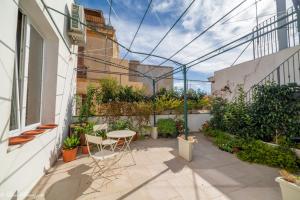 d'une terrasse avec une table et des chaises sur un balcon. dans l'établissement Janna 'e Mare, à Cagliari