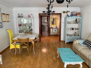 sala de estar con mesa y sofá en Casa Seines, en León