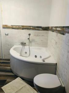 Casa Vacanze Gallipoli Città Bella في غالّيبولي: حمام مع مرحاض وحوض استحمام مع مرحاض
