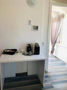 - une table blanche avec un grille-pain dans la chambre dans l'établissement Casa Vacanze Gallipoli Città Bella, à Gallipoli