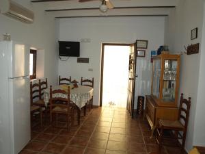 una cucina e una sala da pranzo con tavolo e sedie di Alojamiento Rural Las Zagalas a Tiscar