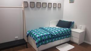 sypialnia z łóżkiem z niebieskim i zielonym kocem w obiekcie Palazzo Adalgisa w mieście Borgoforte