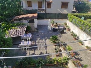 una vista aérea de un patio con plantas en B&B Residenza Leonardo, en Falconara Marittima