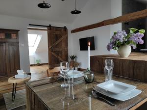 a dining room with a table with wine glasses at Folga in Górkło