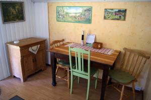 einen Esstisch mit Stühlen und einen Schreibtisch in der Unterkunft Karlsäter - Stora stugan in Älvkarleby