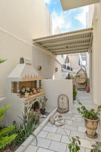 un patio con un horno al aire libre en una casa en Villa Agape en Naxos