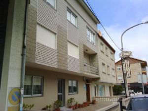budynek na rogu ulicy w obiekcie Hostal Casa Maria w mieście Portonovo