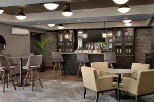 Ο χώρος του lounge ή του μπαρ στο Microtel Inn & Suites by Wyndham Lloydminster