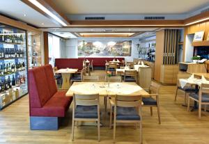 ein Esszimmer mit Tischen und Stühlen sowie ein Restaurant in der Unterkunft Hotel Restaurant Fallerhof in Bad Krozingen