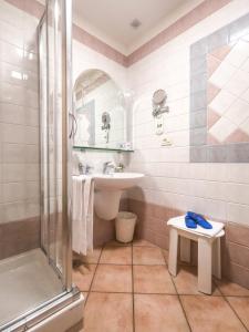 ein Bad mit einem Waschbecken und einer Dusche in der Unterkunft Hotel Martino in Maratea