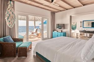 芭环礁Finolhu, A Seaside Collection Resort, a Member of Design Hotels的一间带床的卧室，可欣赏海景