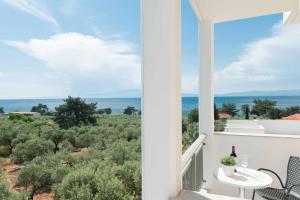 Elle comprend un balcon offrant une vue sur l'océan. dans l'établissement Louloudis Boutique Hotel, à Skala Rachoniou