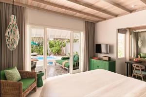 Finolhu, A Seaside Collection Resort, a Member of Design Hotels的电视和/或娱乐中心