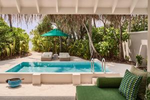 Finolhu, A Seaside Collection Resort, a Member of Design Hotels内部或周边的泳池