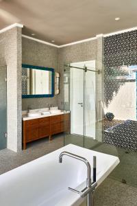 Finolhu, A Seaside Collection Resort, a Member of Design Hotels的一间浴室
