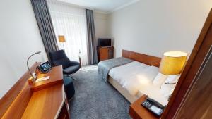 Postel nebo postele na pokoji v ubytování Hotel Oranien Wiesbaden