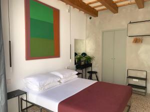 Fragile Hotel客房内的一张或多张床位