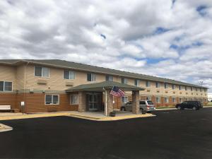 un edificio con una bandera americana en un estacionamiento en Quality Inn & Suites, en Mankato