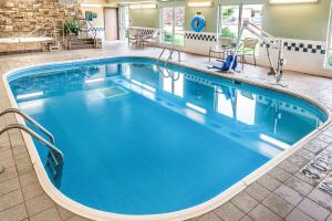 una gran piscina con agua azul en una habitación de hotel en Quality Inn & Suites, en Mankato
